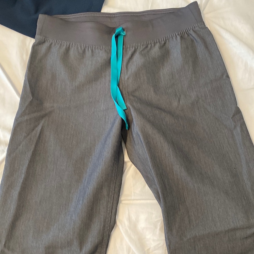 Grey figs xst livingston scrub pants. Worn once